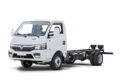 Junfeng (Dongfeng) Q35 – это малотоннажный коммерческий автотранспорт с пятиступенчатой механической коробкой передач, который рассчитан на работу при повышенных нагрузках в российских климатических условиях. Максимальная допустимая нагрузка на заднюю ось – 3 тонны, на переднюю – 1,75 тонны.  Колесная формула: 4х2. Шасси можно адаптировать под решение различных задач за счет добавления бортового, промтоварного или изотермического фургона. На данный автомобиль действует гарантия 24 месяца или 100 тысяч километров пробега (в зависимости от того, что случится раньше).